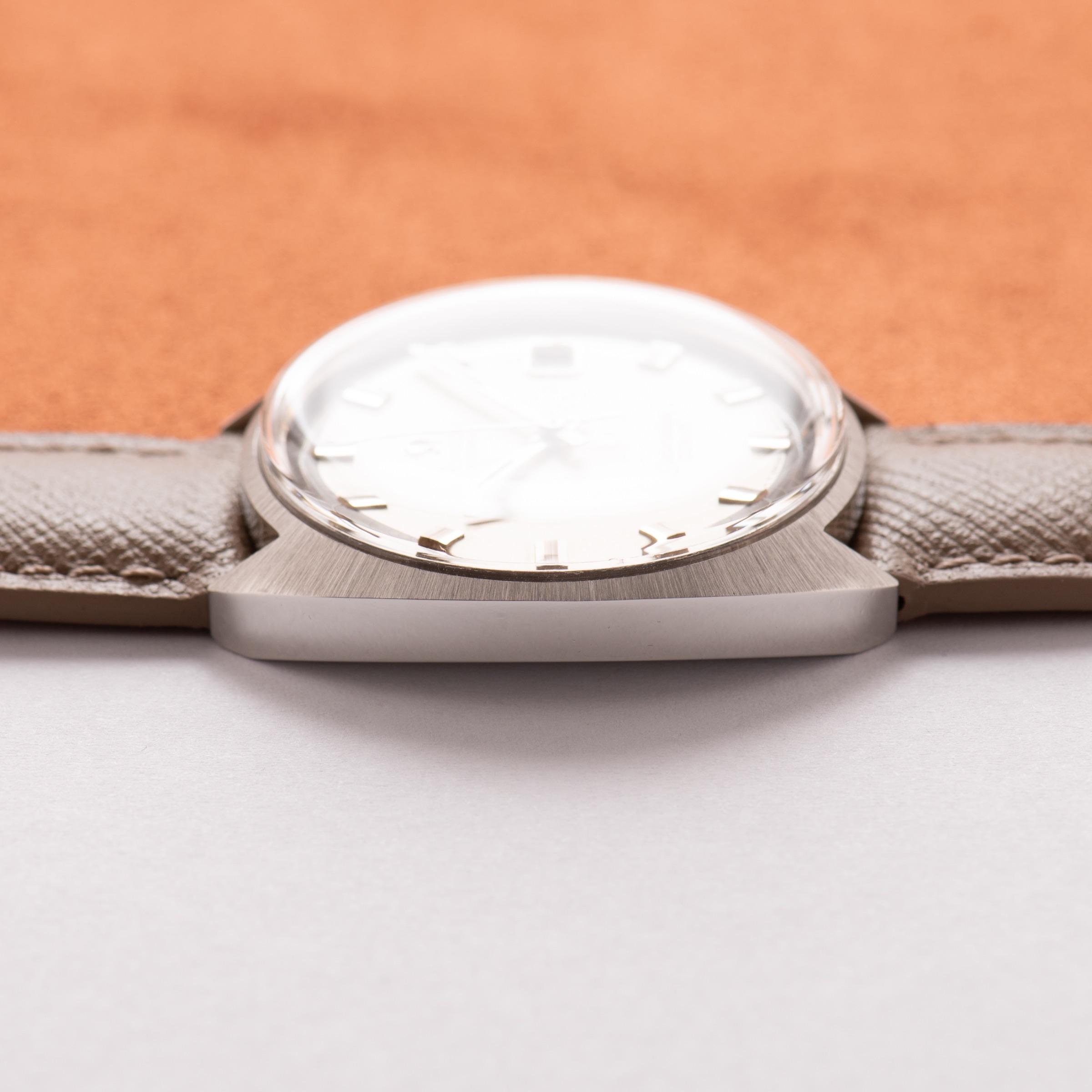 Vue de Omega Seamaster Cosmic — cadran crème — Réf. 166.036 — 1968
